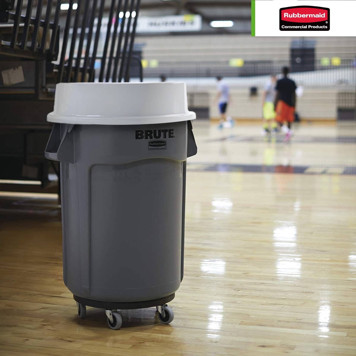 contenedor brute gris con tapa perforada y plataforma dolly con ruedas de rubbermaid 003